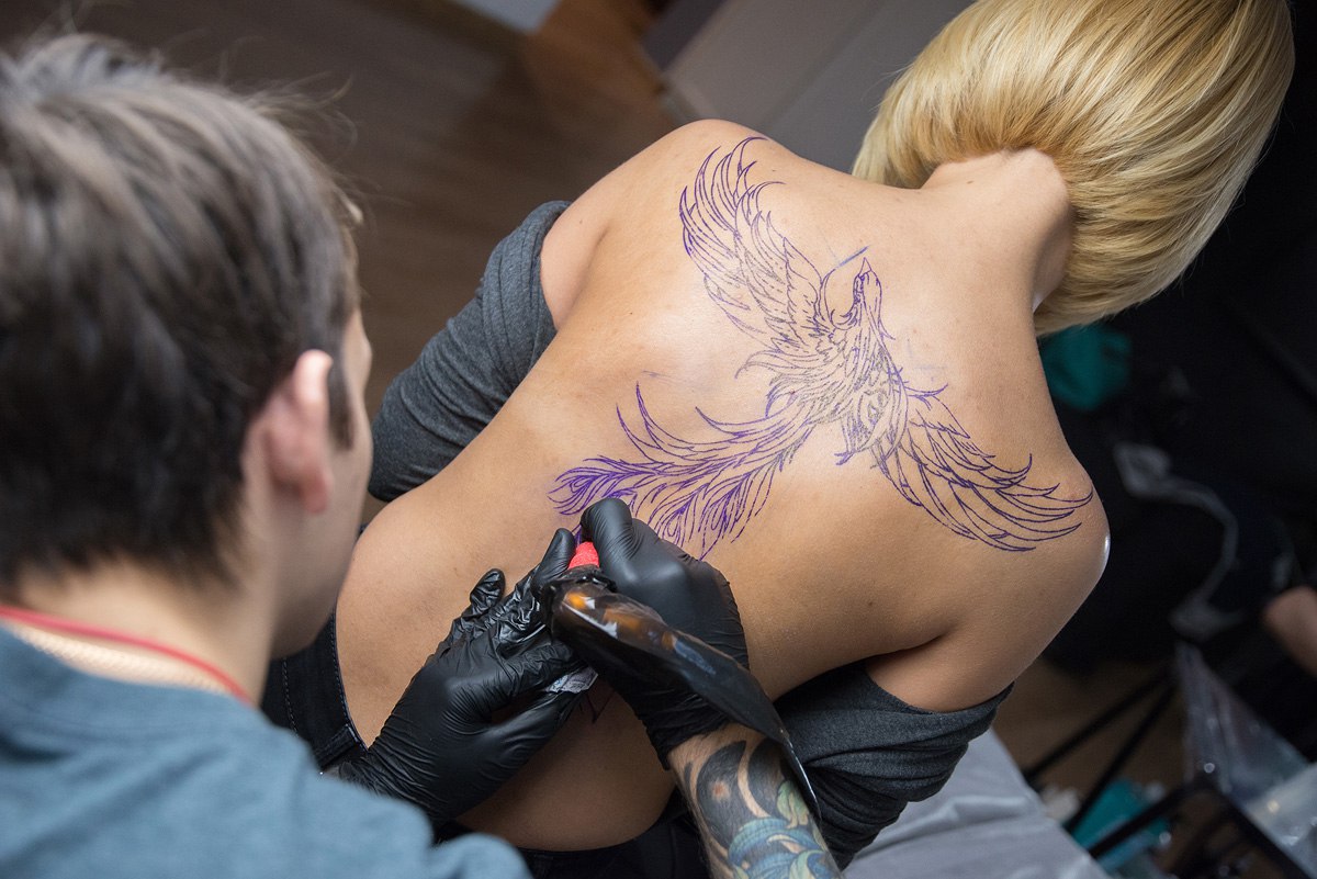 Трахая делает татуировку на спине женщины HD